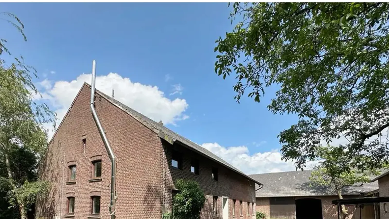 Bauernhof mit Backsteinfassade und großem Grundstück am Niederrhein